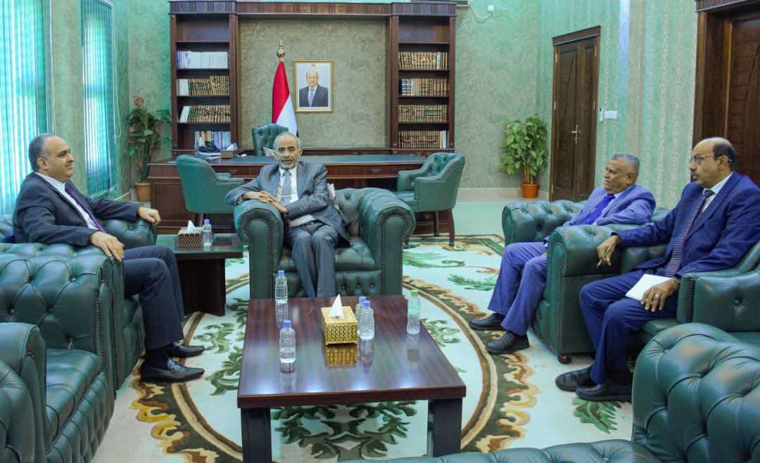 محمود الصبيحي يشدد على معالجة الوضع الاقتصادي وانتظام صرف رواتب الموظفين