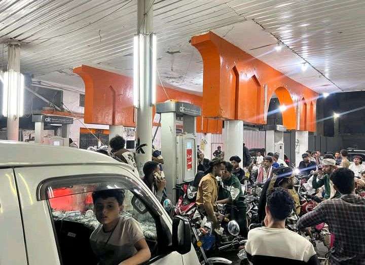 شاهد بالصورة .. هلع وتدافع كبير أمام محطات الوقود