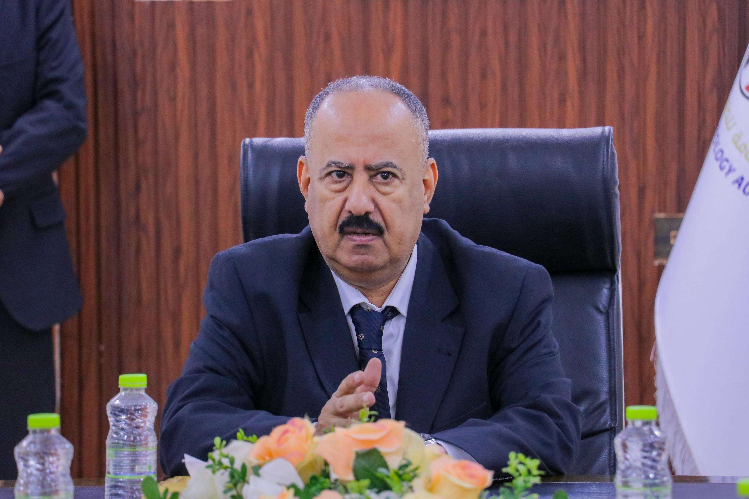 وزير النقل يوجه شركة طيران عدن بترتيب رحلة مستعجلة لنقل العالقين في مطار القاهرة