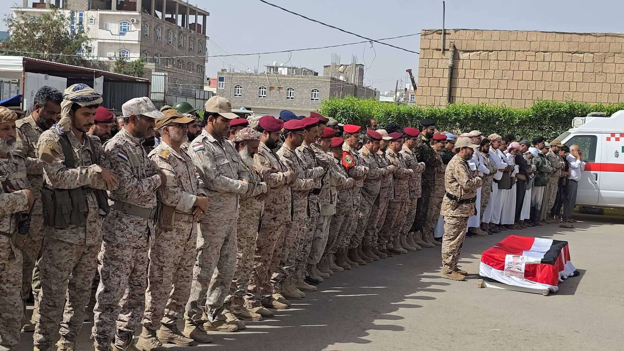 عميد في جيش الشرعية يؤم المصلين على جثمان ابنه الشهيد