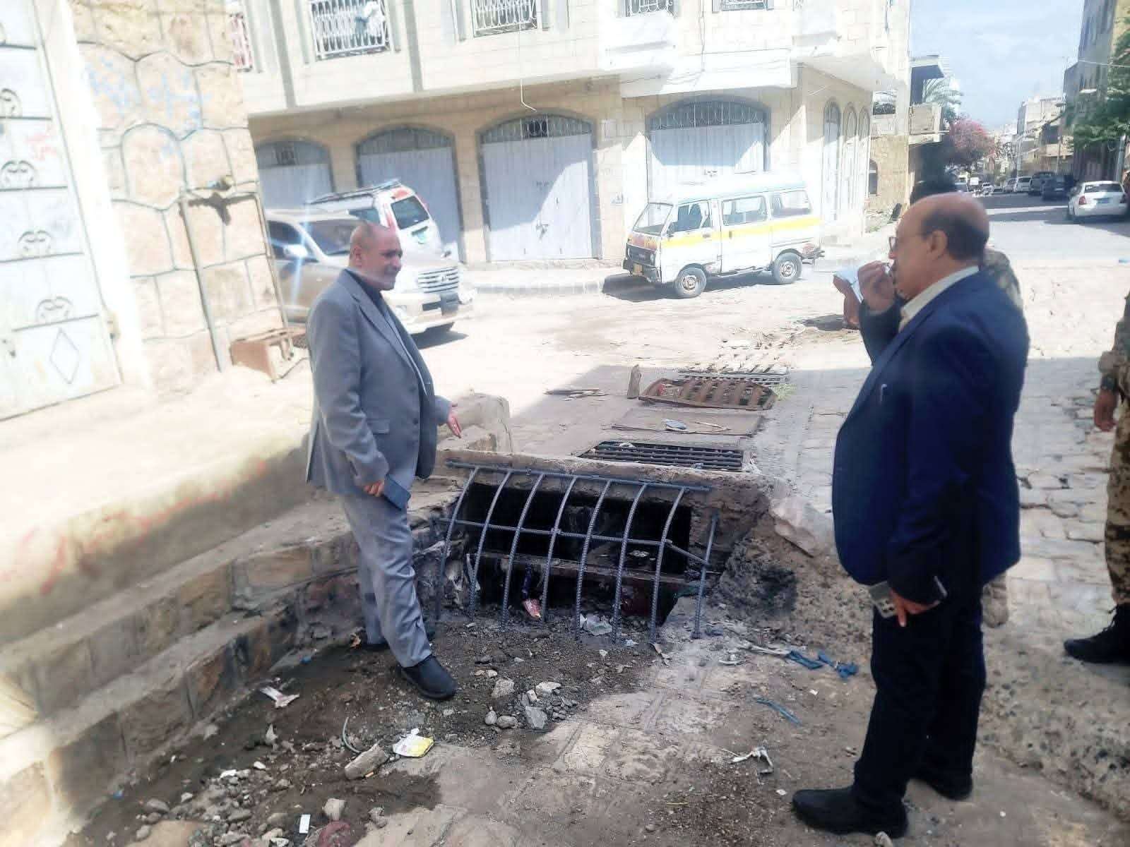 السلطة المحلية تتباهي بعمل شبك على نافذة مجرى السيول