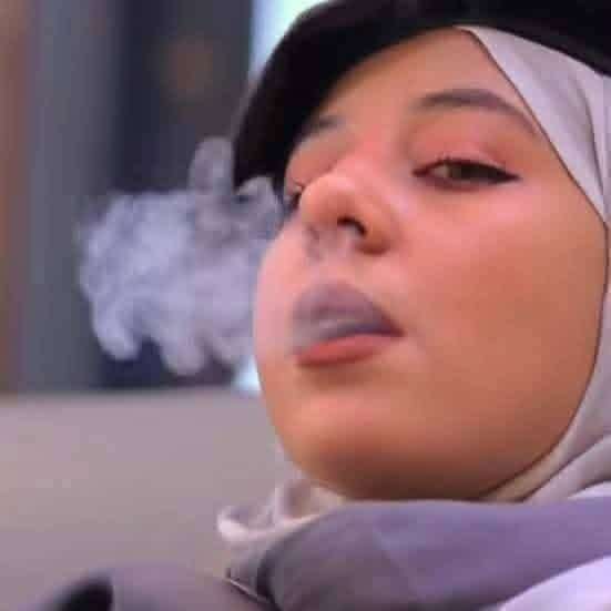 صورة السيجارة تضع الممثلة سماح أنعم في مرمى الجدل.. انقسام بين الحرية الفنية والقيود المجتمعية صورة السيجارة تضع الممثلة سماح أنعم في مرمى الجدل.. انقسام بين الحرية الفنية والقيود المجتمعية