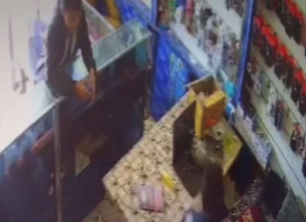 طفل في محل هواتف يفشل محاولة سرقة بعد تهديد السارق بسلاح ناري