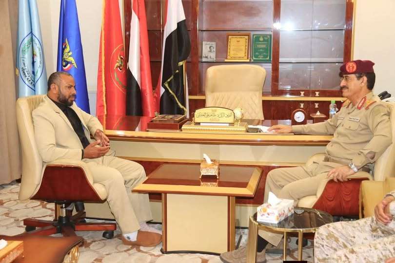 وزير الدفاع يناقش الأوضاع العسكرية في الضالع مع المحافظ