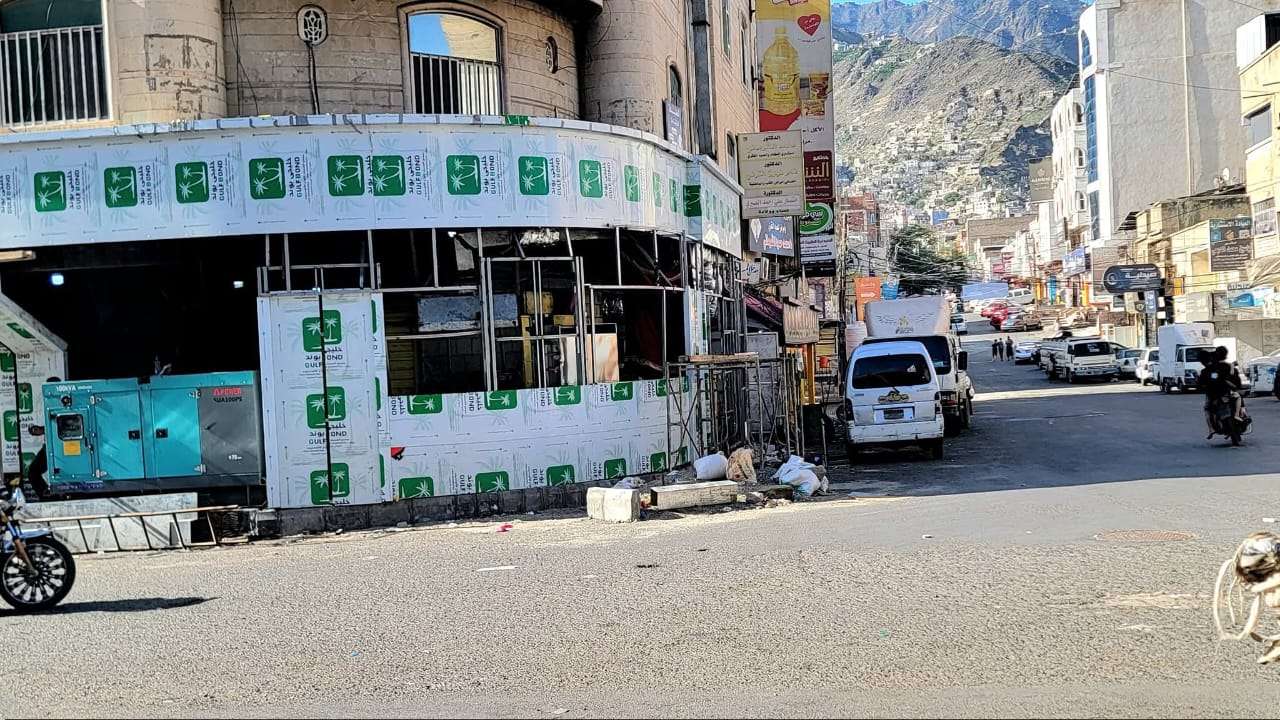 فضيحة مدوية .. تاجر يبسط على شارع حكومي بتعز