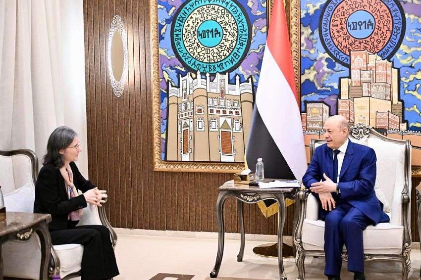 رئيس مجلس القيادة يحذر من مخاطر استمرار النظام الإيراني بالاستثمار في المليشيات الار هابية رئيس مجلس القيادة يحذر من مخاطر استمرار النظام الإيراني بالاستثمار في المليشيات الار هابية