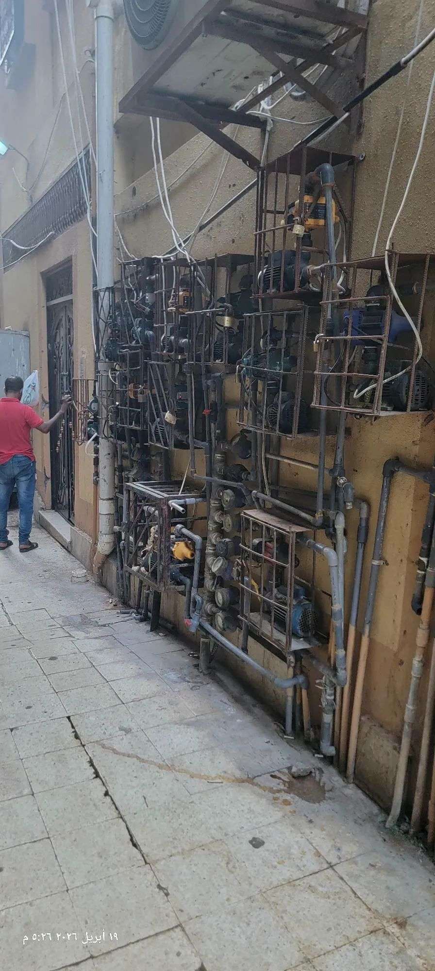 مواطنون بعدن : اصبحنا نتسابق على المياه و الدينمات تعمّق الأزمة مواطنون بعدن : اصبحنا نتسابق على المياه و الدينمات تعمّق الأزمة