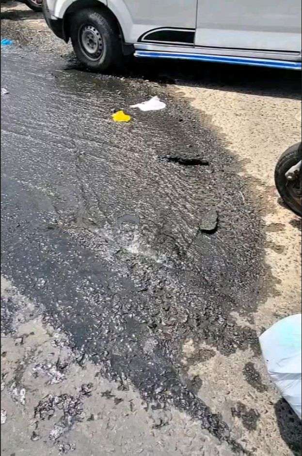 انكسار خط مياه رئيسي يهدد بانهيار أجزاء من الطريق