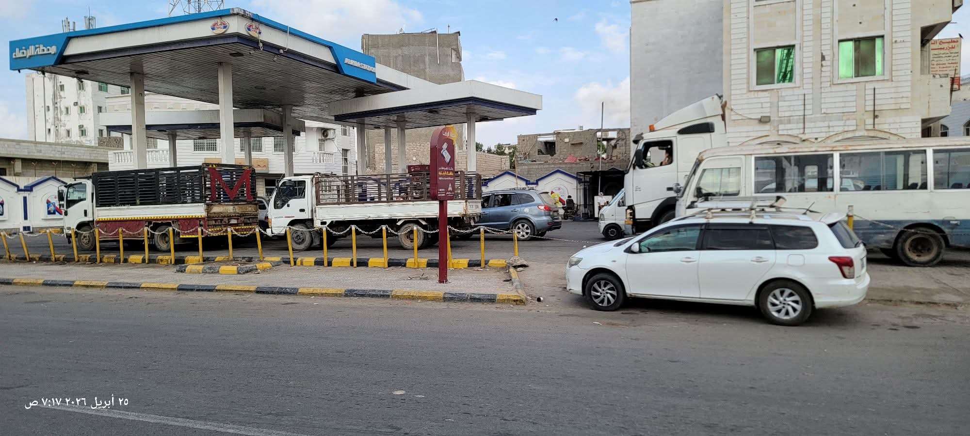 ازدحام شاحنات أثناء تعبئة الديزل بمحطة شهيرة في المنصورة