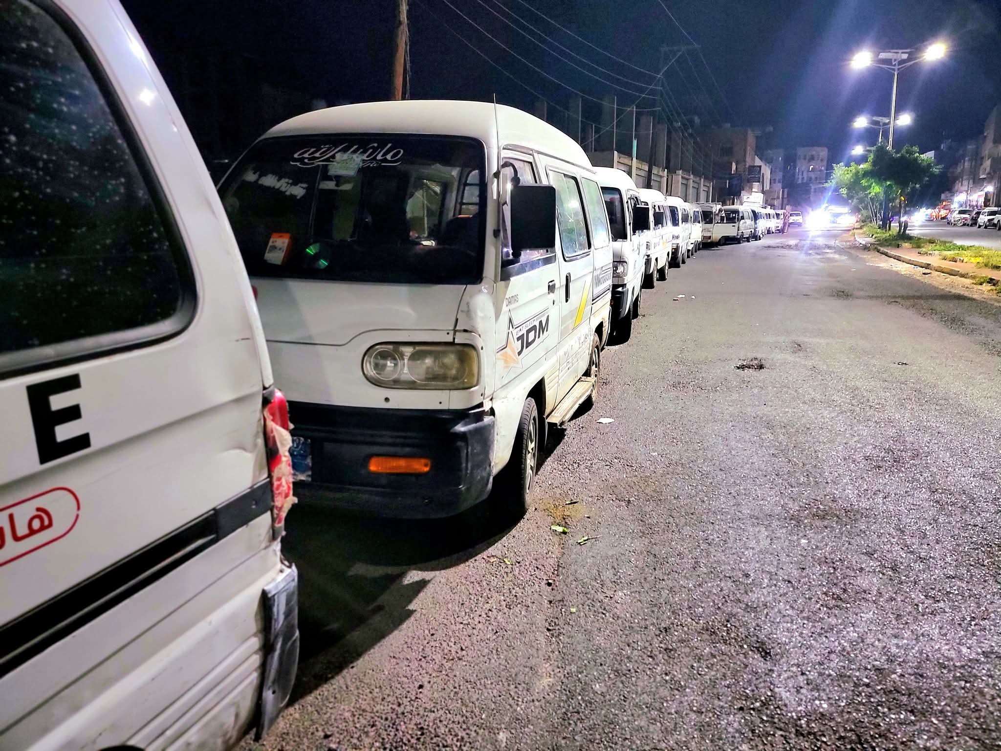 في ظل أزمة تتجدد .. هكذا يبدأ أهالي تعز يومهم (صورة)