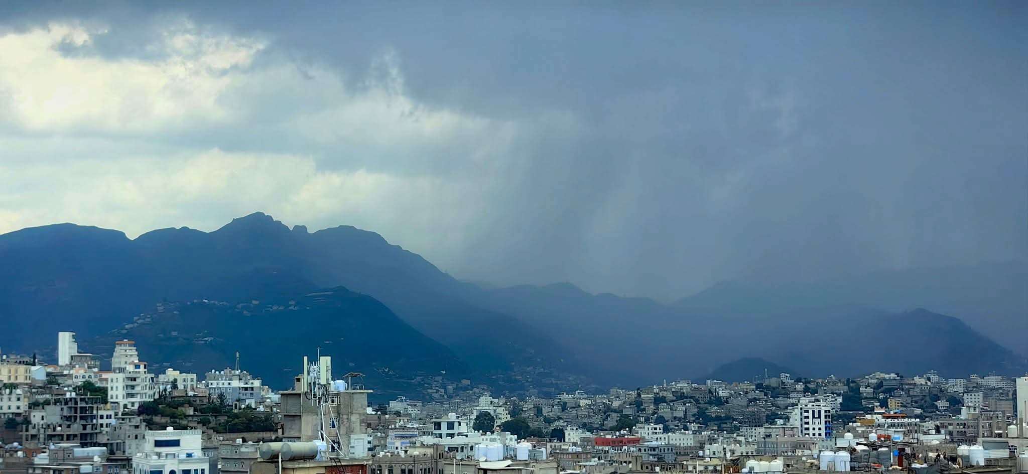 أمطار غزيرة تتساقط على الأطراف الجنوبية لمدينة إب