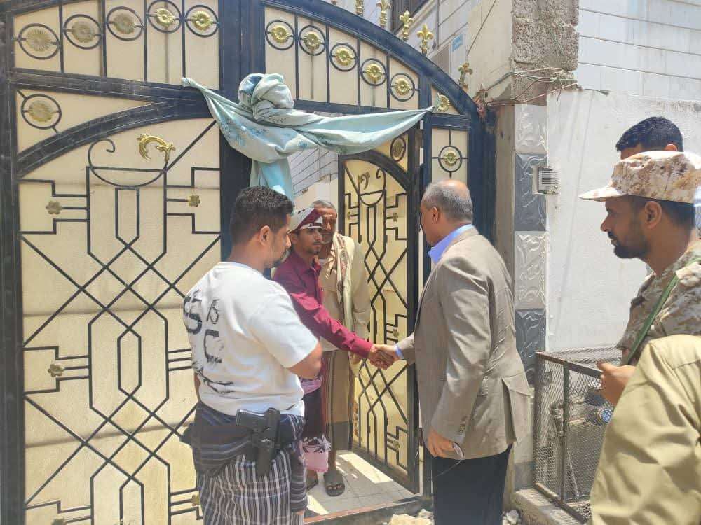 وزير التربية يزور أسرة الشهيد الدكتور عبدالرحمن الشاعر في عدن