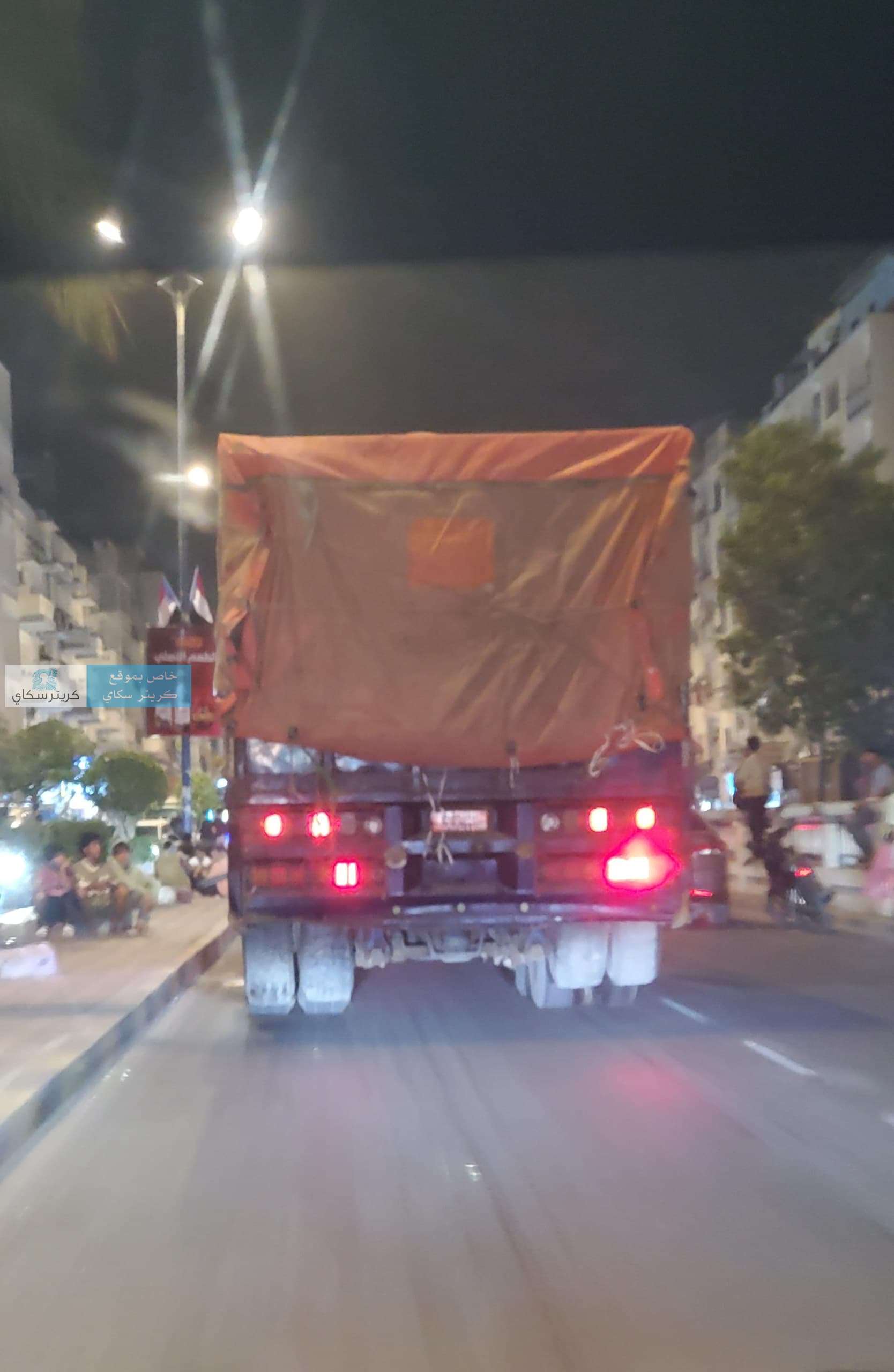 شاحنة ضخمة تسير في شارع المعلا تثير استغراب المواطنين بعد اقتحامها الطريق الرئيسي