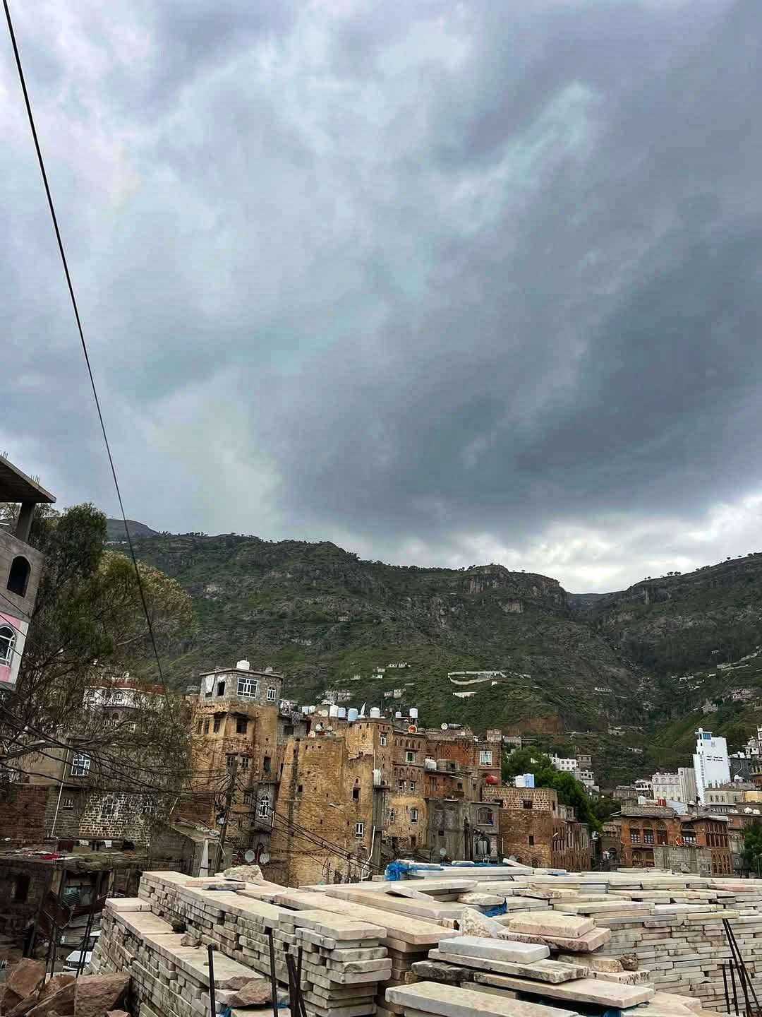 سحب كثيفة تغطي سماء مدينة إب