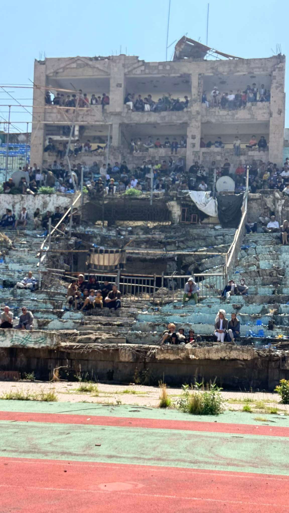 صورة بألف معنى .. صورة من مباراة بالدوري تثير تفاعلا واسعا