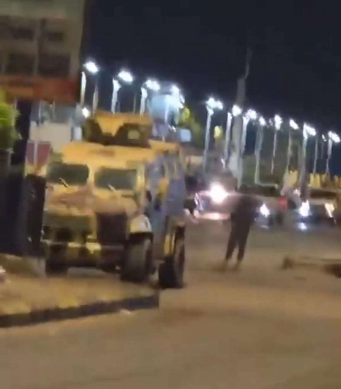 شاهد اول صورة لقيام قوات عسكرية بازالة صور عيدروس الزبيدي بعدن