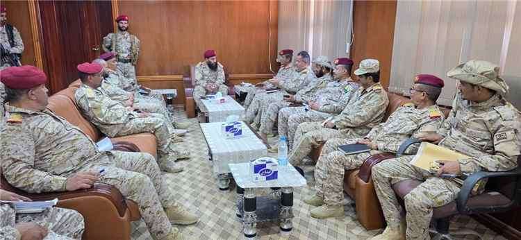 حمدي شكري يترأس اجتماعًا عسكريًا في عدن لبحث الجاهزية القتالية