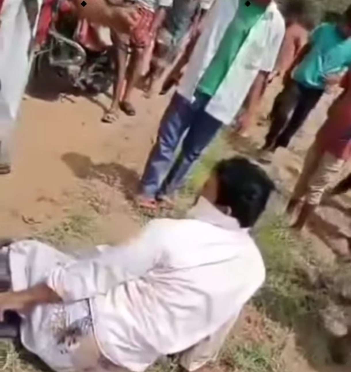 بالفيديو.. حادثة مروعة.. الاعتداء على شاب وسحبه بسيارة بعد اتهامات بالتحرش بالنساء تحت غطاء &ldquo;الرقية&rdquo;