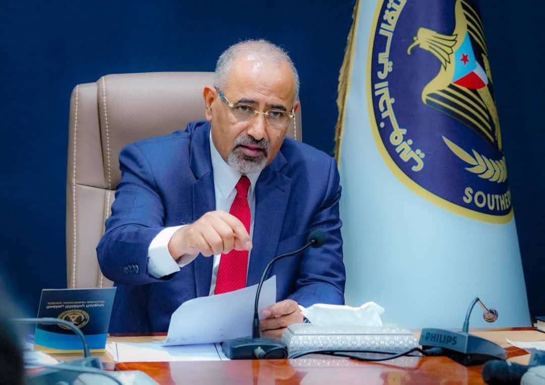 عاجل:قوات امنية تتلف صور عيدروس الزبيدي وسط حالة توتر عاجل:قوات امنية تتلف صور عيدروس الزبيدي وسط حالة توتر
