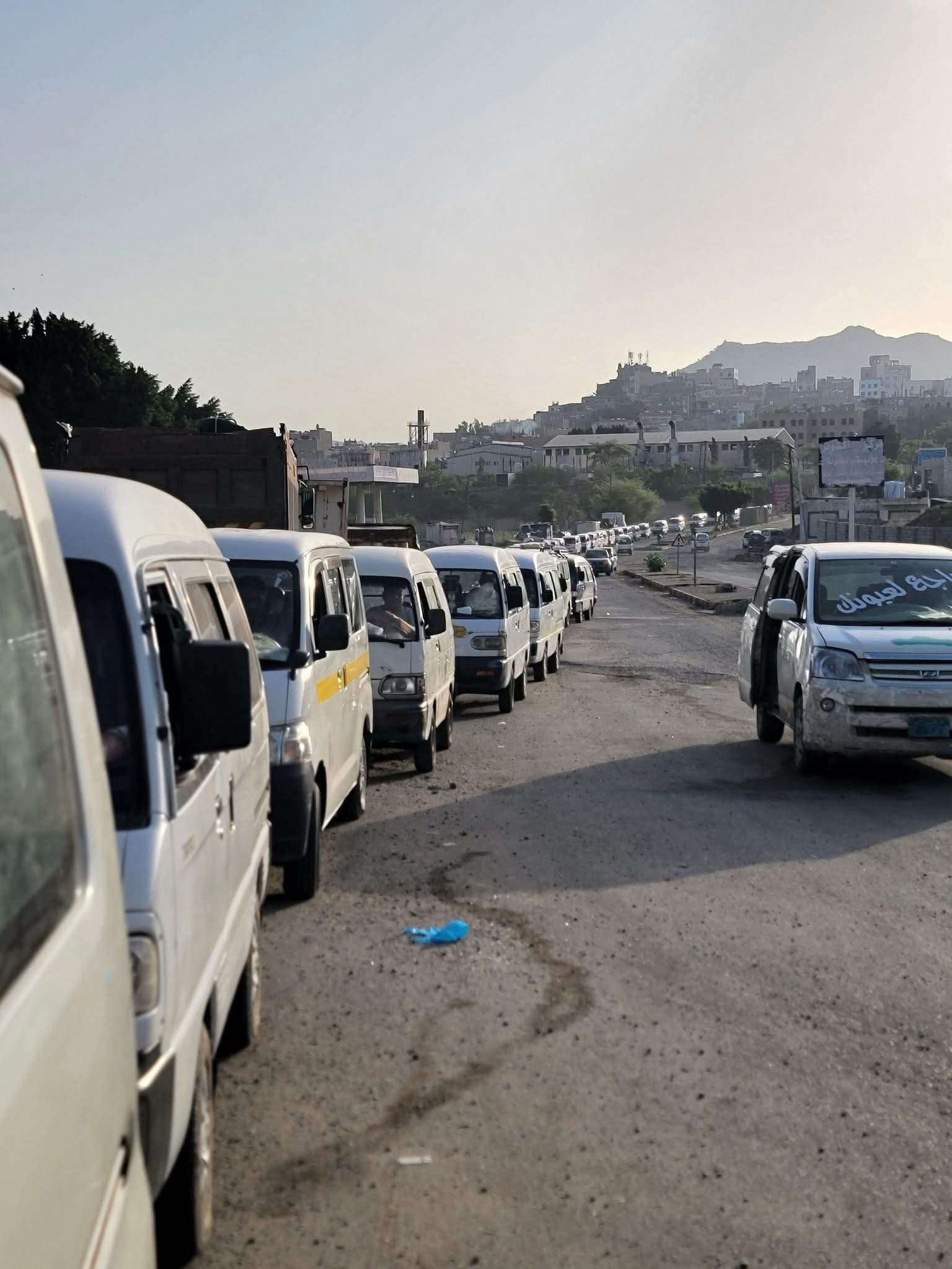 تعز: أزمة غاز منزلي تتسبب في ازدحام وطوابير طويلة تعز: أزمة غاز منزلي تتسبب في ازدحام وطوابير طويلة