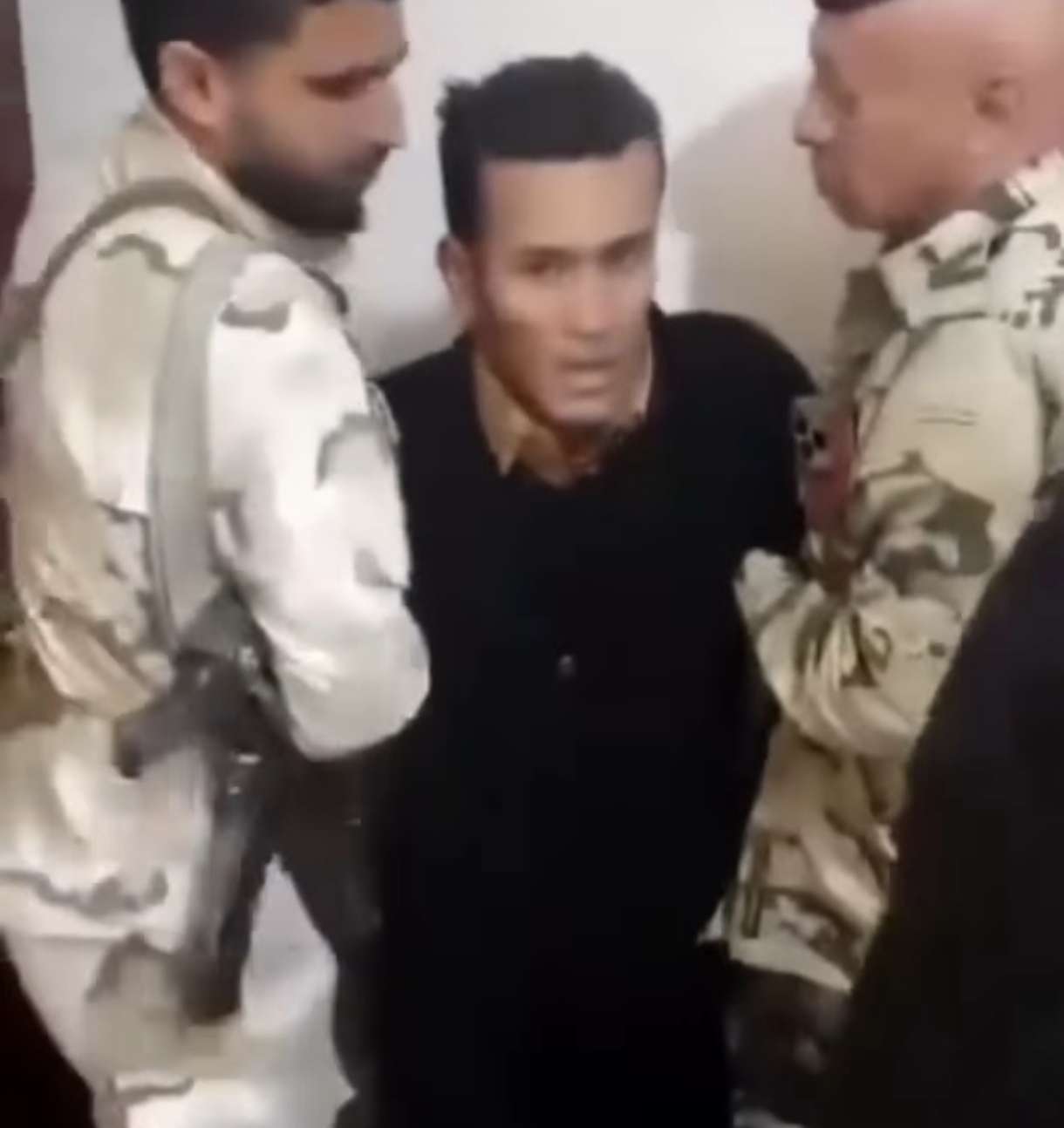 القبض على متهم بالقتل بزي نسائي القبض على متهم بالقتل بزي نسائي