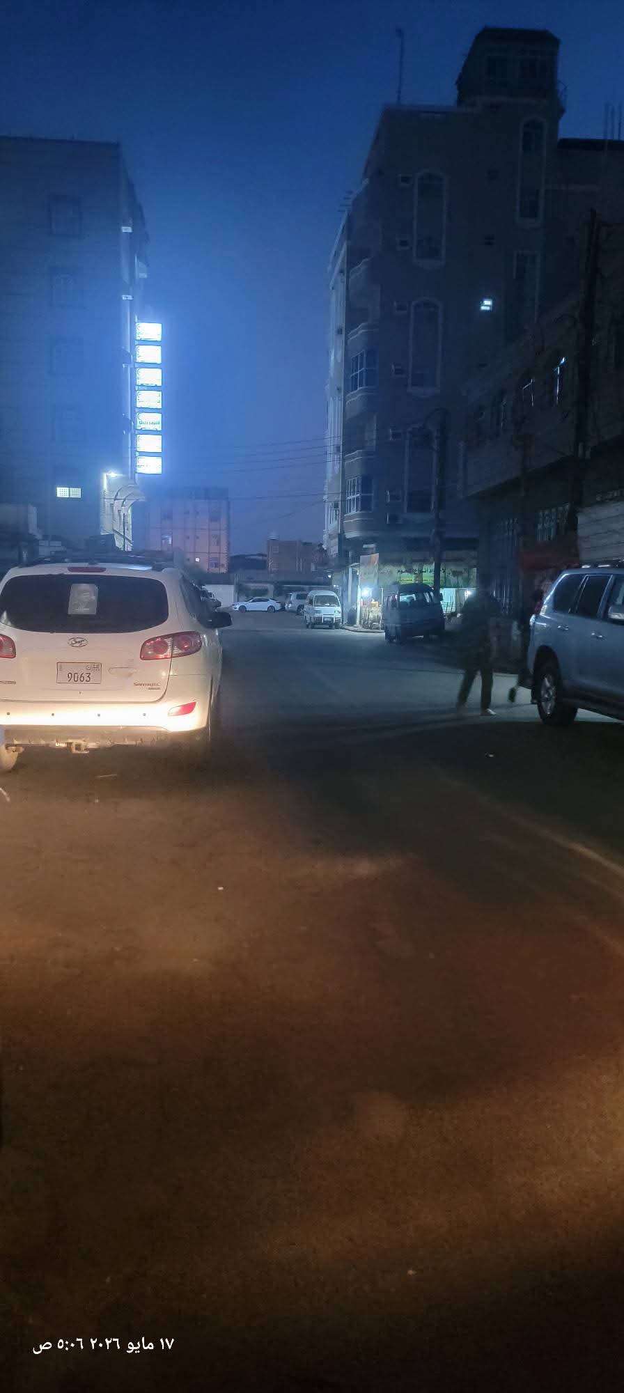 رياح خفيفة بعد ساعات الفجر في مدينة عدن