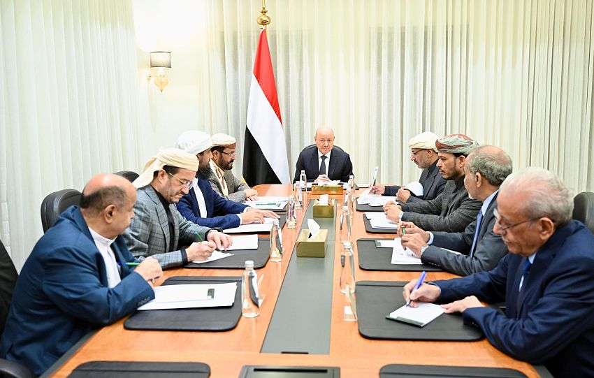 مجلس القيادة يشيد بقرارات الحكومة ويعتبرها بداية حقيقية لبناء مؤسسات دولة قادرة على الوفاء بالتزاماتها الحتمية تجاه المواطنين