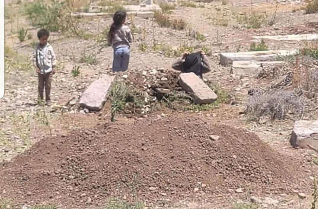 مشهد يفطر القلوب .. طفلة ترفض مغادرة قبر والدها المتوفى بانتظار خروجه