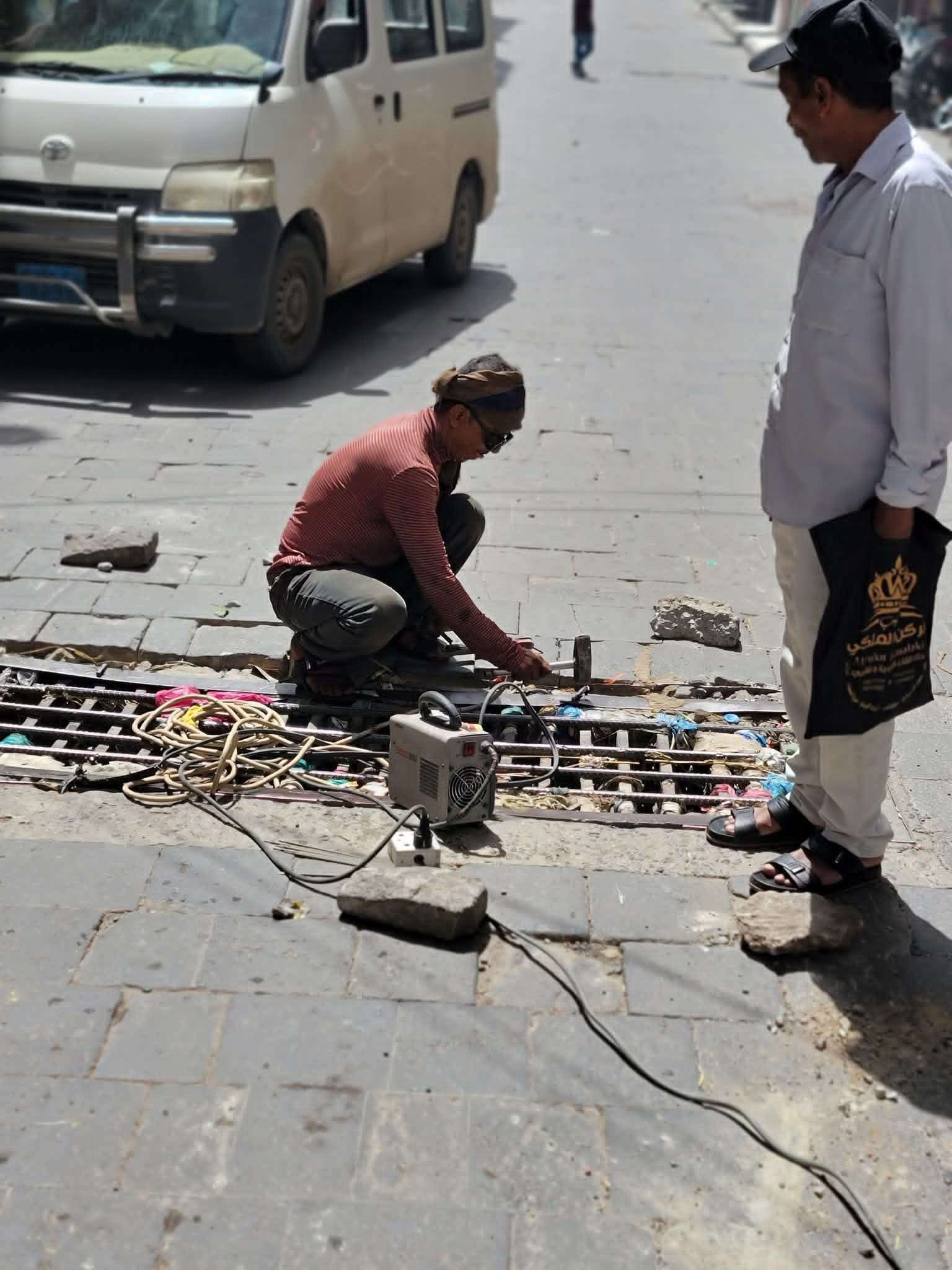 جهود واسعة في مديرية القاهرة بتعز لمتابعة أغطية المناهل قبل العيد