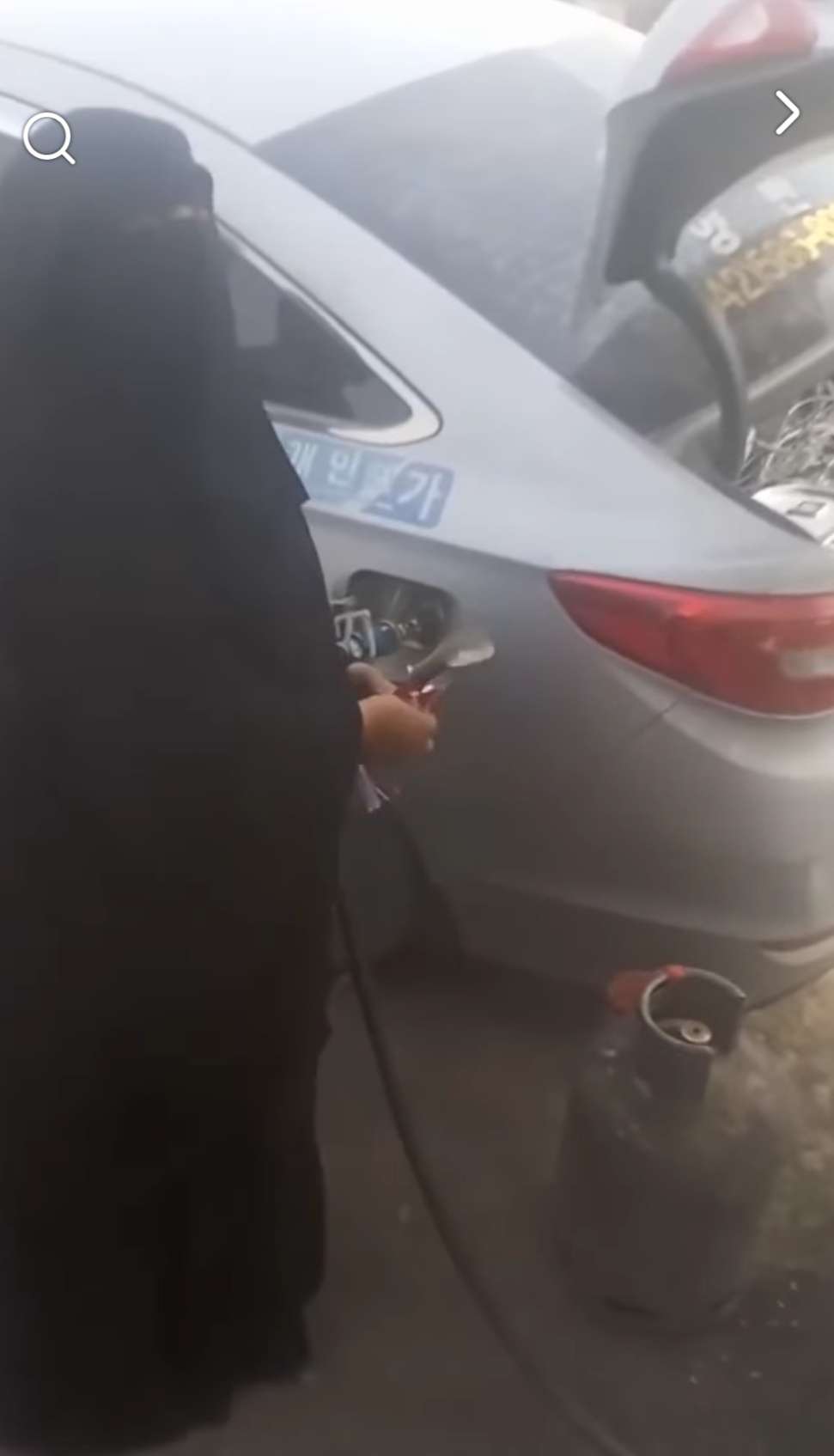 امرأة تهدد بإحراق نفسها في مأرب لهذا السبب !