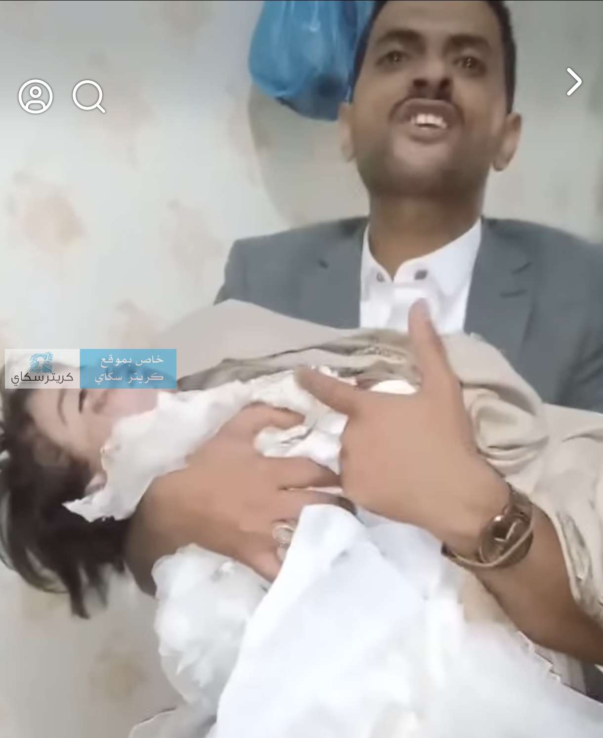 ماساة.. مستشفى تتجرد من الانسانية تترك طفلة تموت بيد والدها صباح اول العيد