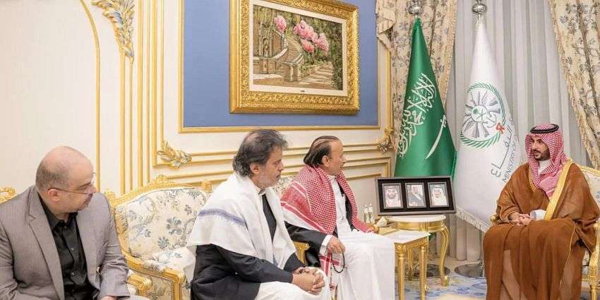 وزير الدفاع السعودي ينقل تعازي خادم الحرمين الشريفين وولي العهد في وفاة الرئيس السابق عبدربه منصور هادي وزير الدفاع السعودي ينقل تعازي خادم الحرمين الشريفين وولي العهد في وفاة الرئيس السابق عبدربه منصور هادي