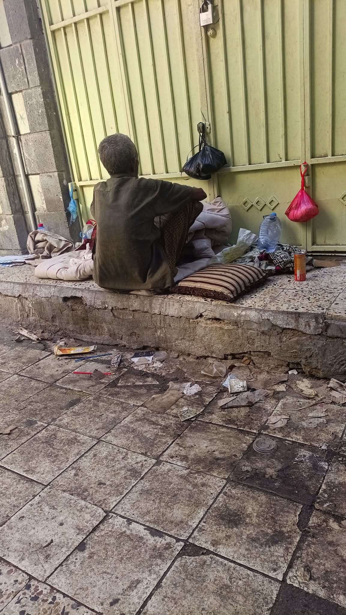 مسن ينام بالشارع عقب طرده من المسجد في عدن ودعوات لانقاذه