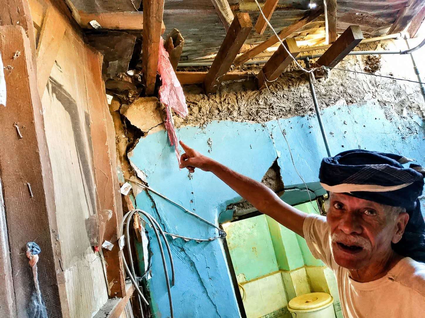 لحج حزينة.. وفاة مسن قبل تحقيق حلمه بترميم منزله المتضرر