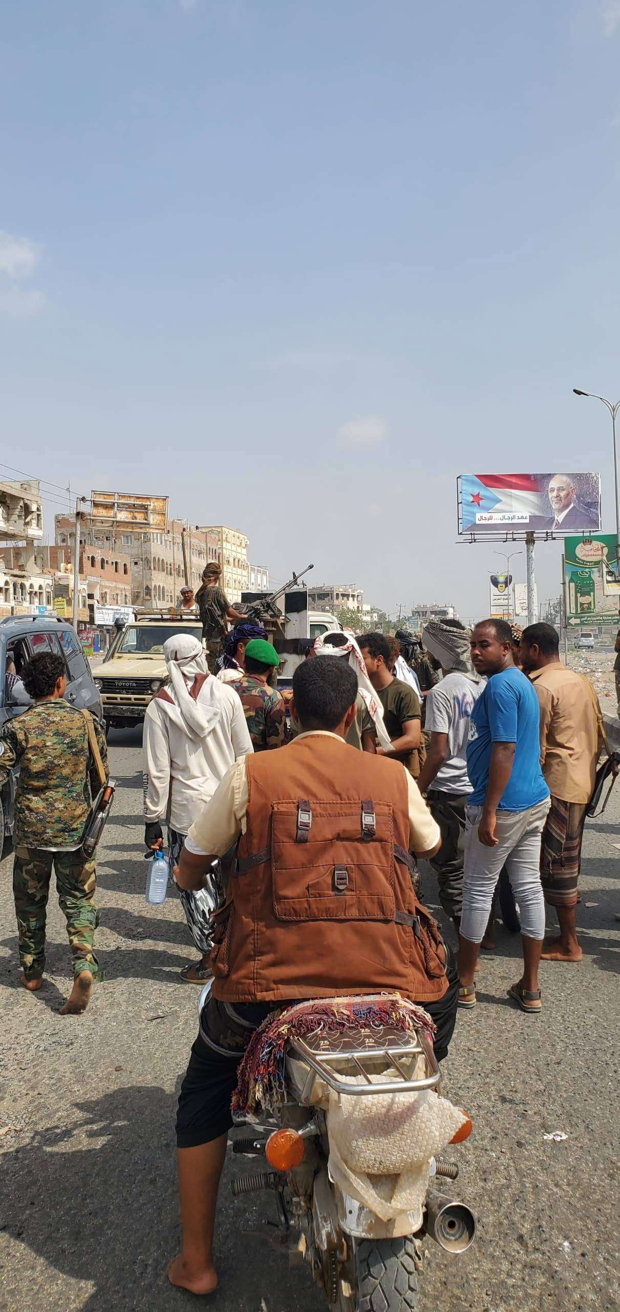 عاجل:قوات الامن تمنع عناصر تابعة للانتقالي من قطع الطريق العام بلحج