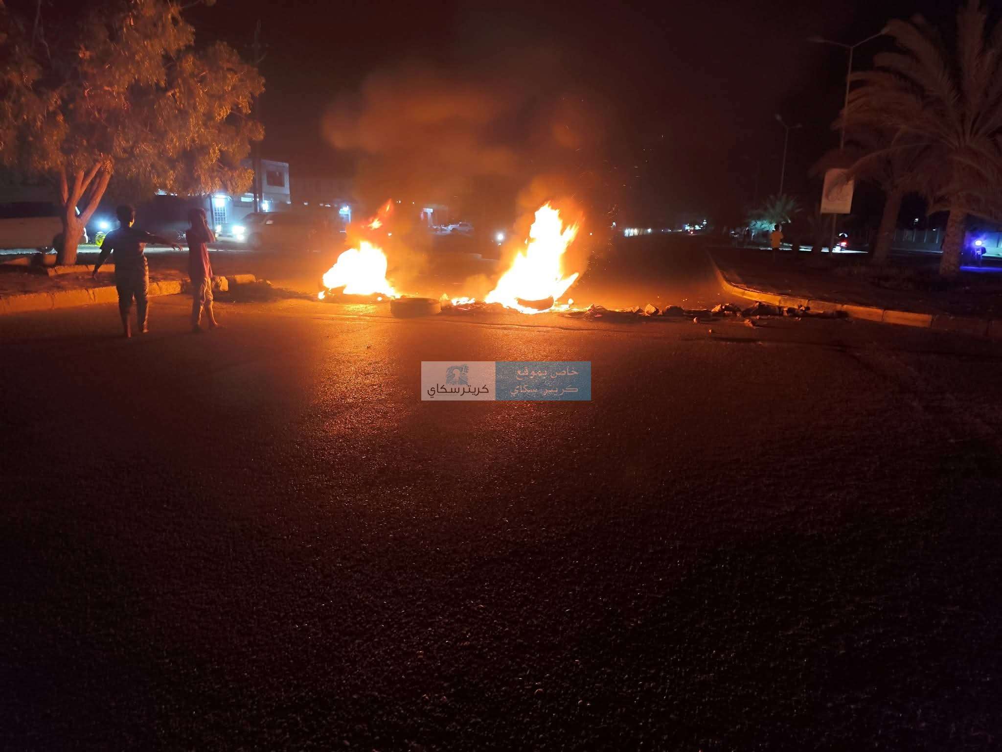 عاجل/ احتجاجات غاضبة في غيل باوزير تنديدا بتدهور الكهرباء (صور)