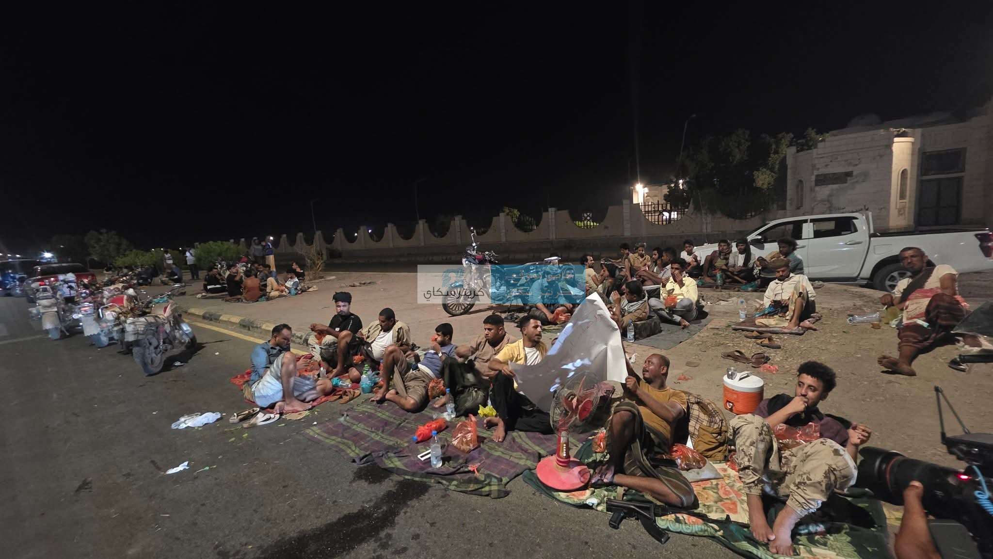 احتجاجات شعبية أمام مبنى السلطة المحلية في أبين للمطالبة بالكهرباء