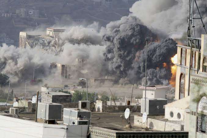 مقتل مسنة واصابة طفل بقصف على المنازل