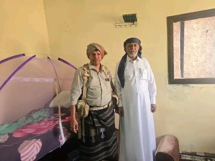 ظهور القيادي الح وثي محمد الزايدي في هذا المكان بعد الإفراج عنه