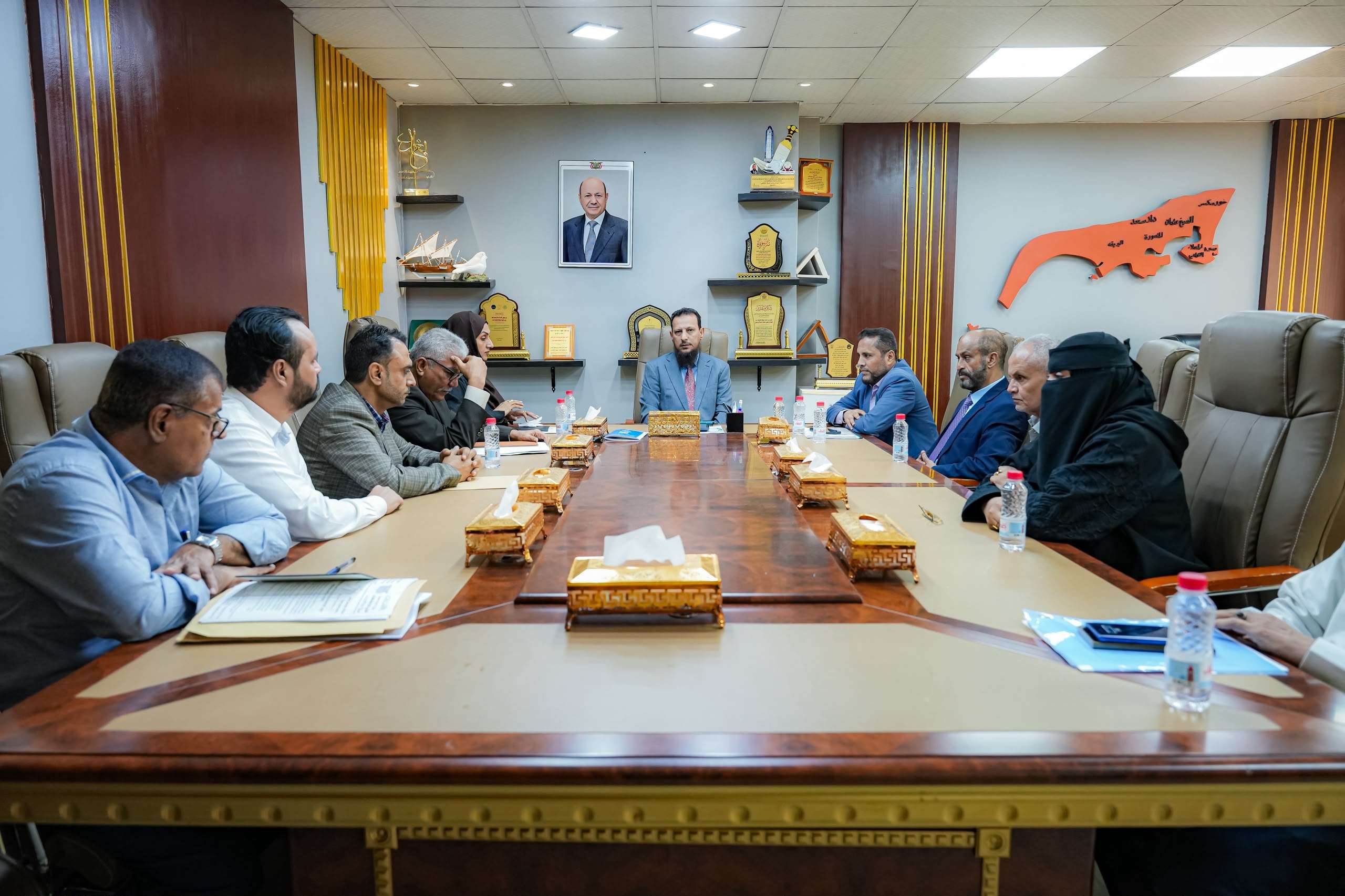 محافظ عدن يلتقي مديري العموم الجدد والسابقين ويؤكد أهمية التكامل والاستفادة من جميع الكفاءات