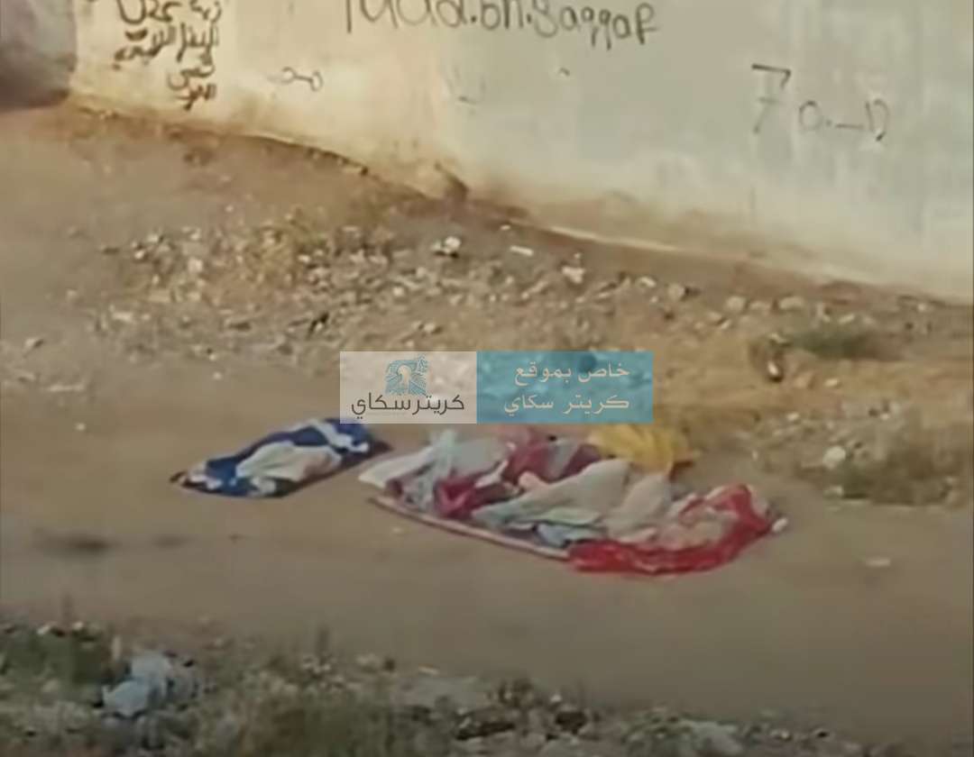 واقعة مؤلمة.. شاب يعثر على عائلة نائمة في الشارع أمام منزله