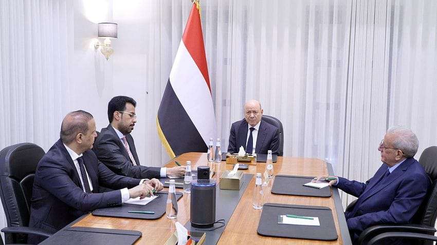 .رئيس مجلس القيادة الرئاسي يجتمع برئاسة هيئة التشاور والمصالحة