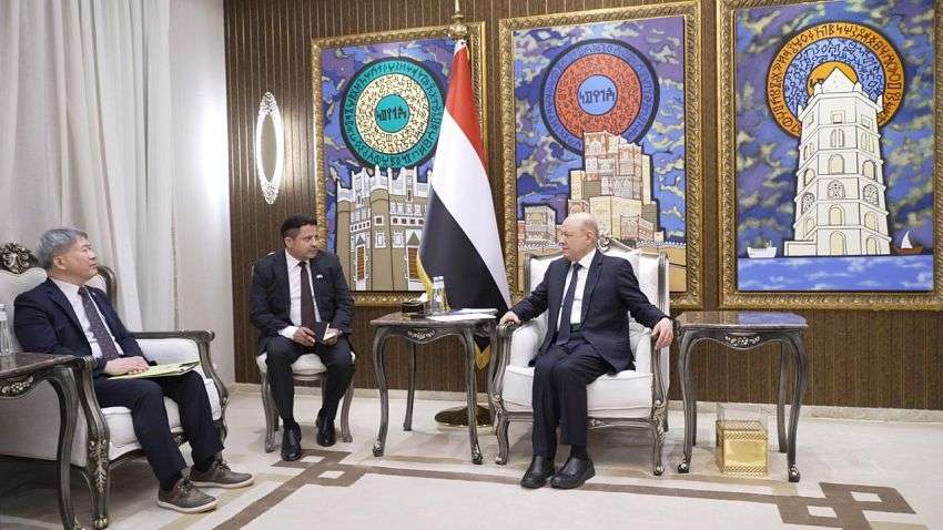 رئيس مجلس القيادة يشيد بالدور الكوري في دعم اليمن وتشديد العقوبات على المليشيات الإرهابية