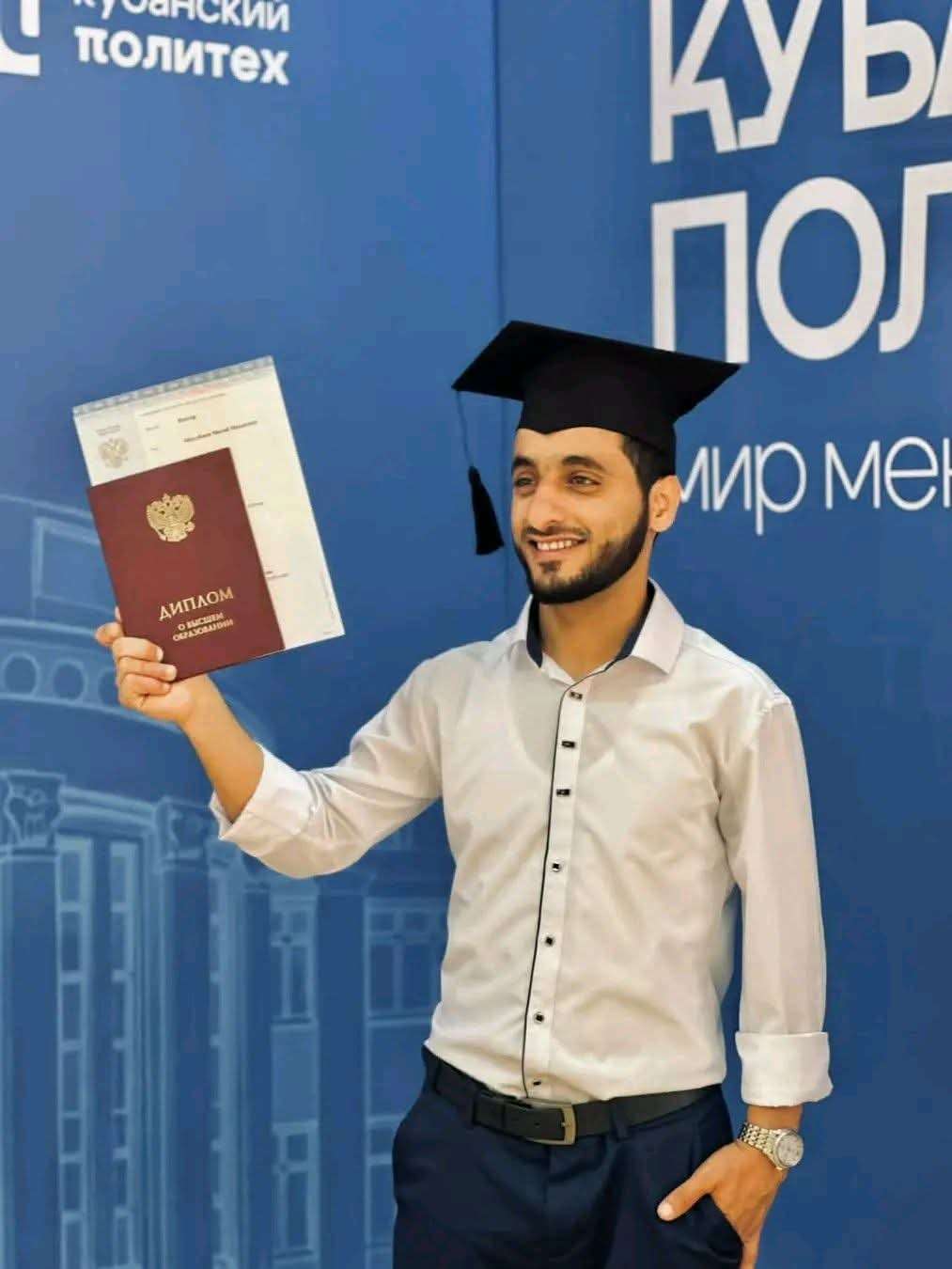 طالب يمني يتألق في روسيا ويحصد البكالوريوس بمرتبة الشرف طالب يمني يتألق في روسيا ويحصد البكالوريوس بمرتبة الشرف