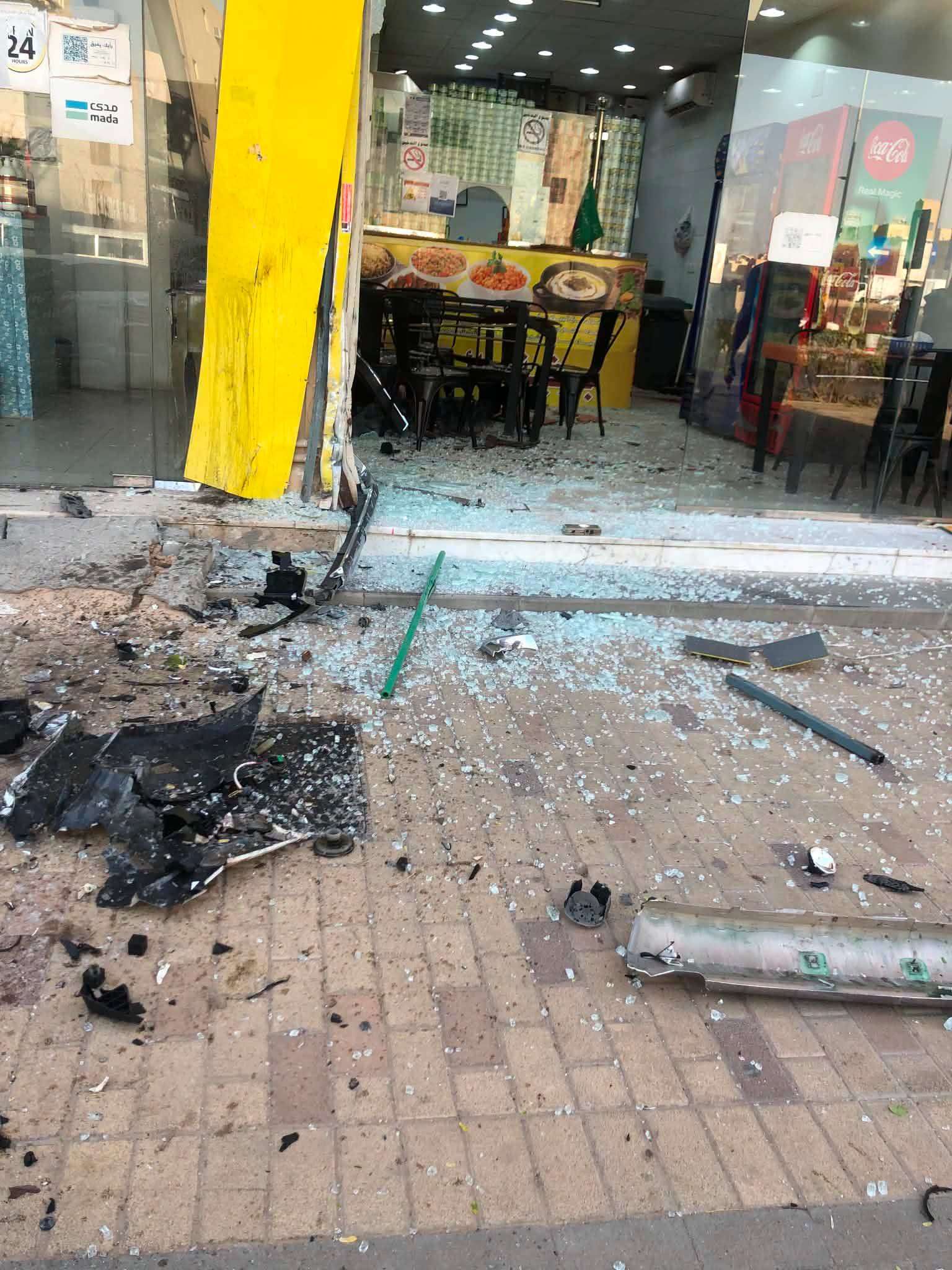 مأساة في الرياض.. سيارة مسرعة تقتحم بوفية وتودي بحياة يمني أثناء الإفطار مأساة في الرياض.. سيارة مسرعة تقتحم بوفية وتودي بحياة يمني أثناء الإفطار