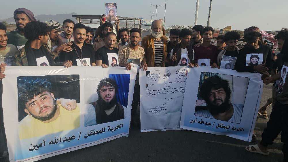 رغم انتهاء محكوميته.. أسرة سجين في عدن تحتج بعد رفض الإفراج عنه رغم انتهاء محكوميته.. أسرة سجين في عدن تحتج بعد رفض الإفراج عنه