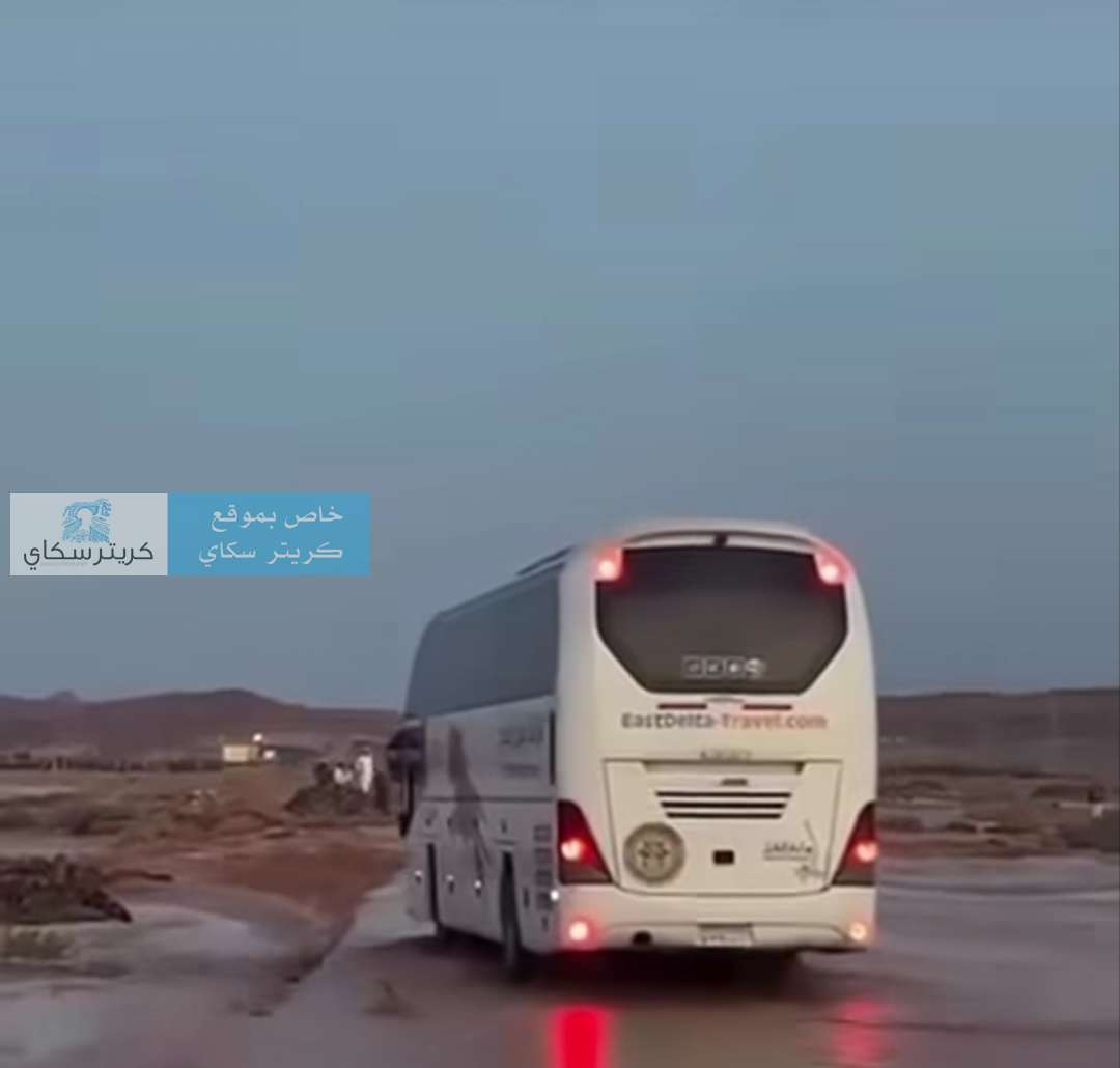 انقلاب باص نقل جماعي ر بعد محاولة عبور سيل جارٍ انقلاب باص نقل جماعي ر بعد محاولة عبور سيل جارٍ