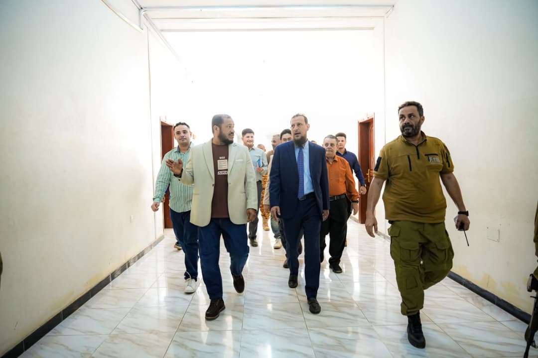 محافظ عدن يتفقد سير العمل في صندوق النظافة وتحسين المدينة محافظ عدن يتفقد سير العمل في صندوق النظافة وتحسين المدينة