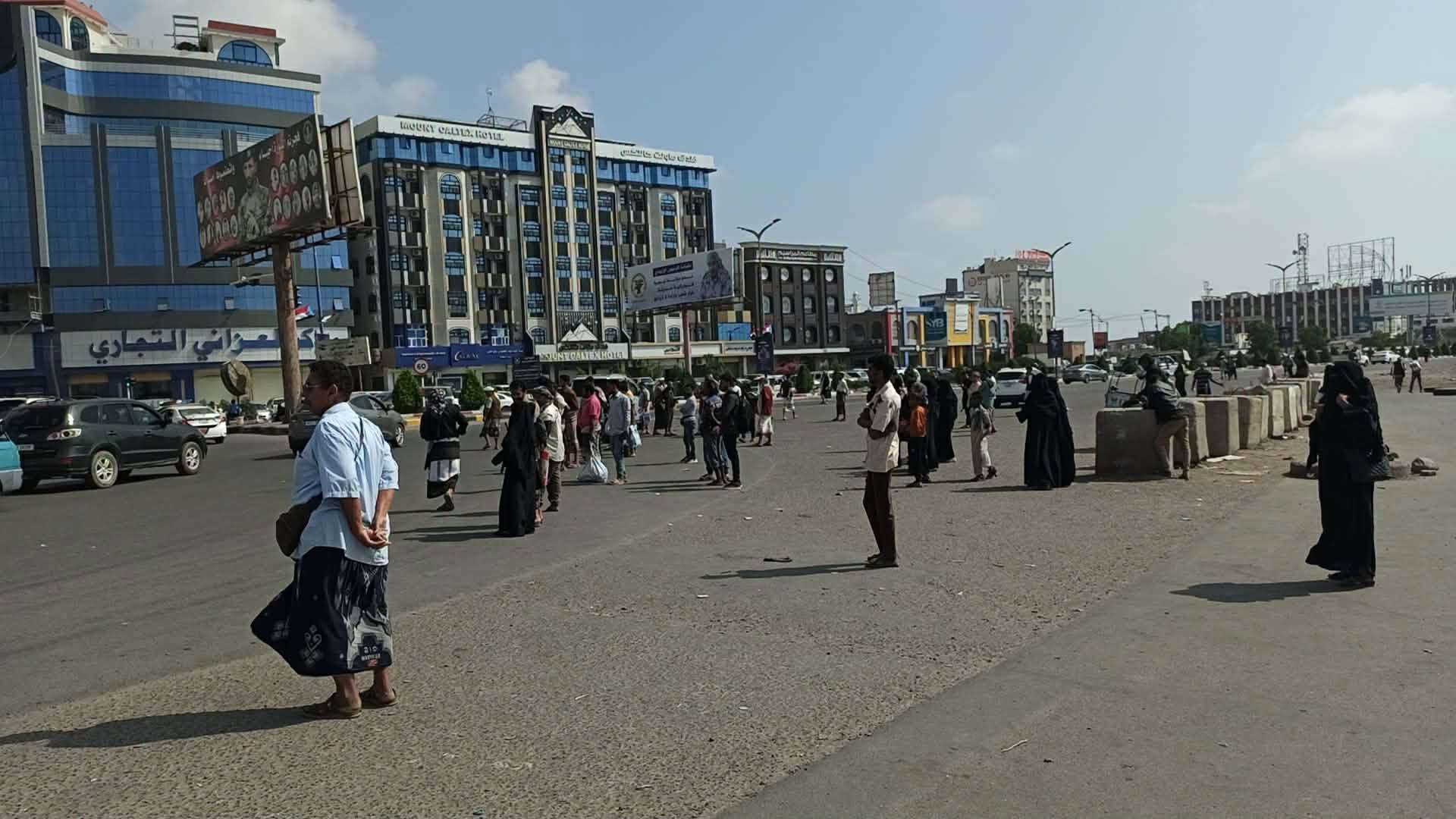 أزمة الغاز تخنق عدن.. طوابير طويلة ومعاناة متصاعدة ومطالبات بتدخل عاجل أزمة الغاز تخنق عدن.. طوابير طويلة ومعاناة متصاعدة ومطالبات بتدخل عاجل
