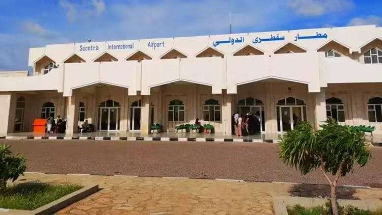 وزير النقل يوجه بتشكيل لجنة للنزول إلى مطار سقطرى والوقوف على مطالب الموظفين وزير النقل يوجه بتشكيل لجنة للنزول إلى مطار سقطرى والوقوف على مطالب الموظفين